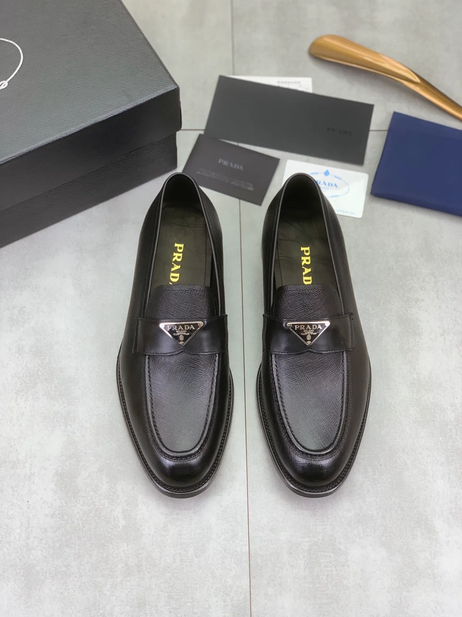 Factory price P920 💰 (high-grade genuine leather outsole) original quality, top version 🔱 ＰＲＡＤＡPrada. Men's business casual leather shoes, top quality leather shoes. 1:1 shipment⬆️Luxurious and noble👞All imported original brand fabrics, just to create a more comfortable wearing experience. Upper: Original comfortable selected calfskin➕Top imported water-dyed full cow lining, original lightweight and comfortable high-end genuine leather outsole✔️Number: 39-44 (38.45.46 can be customized)